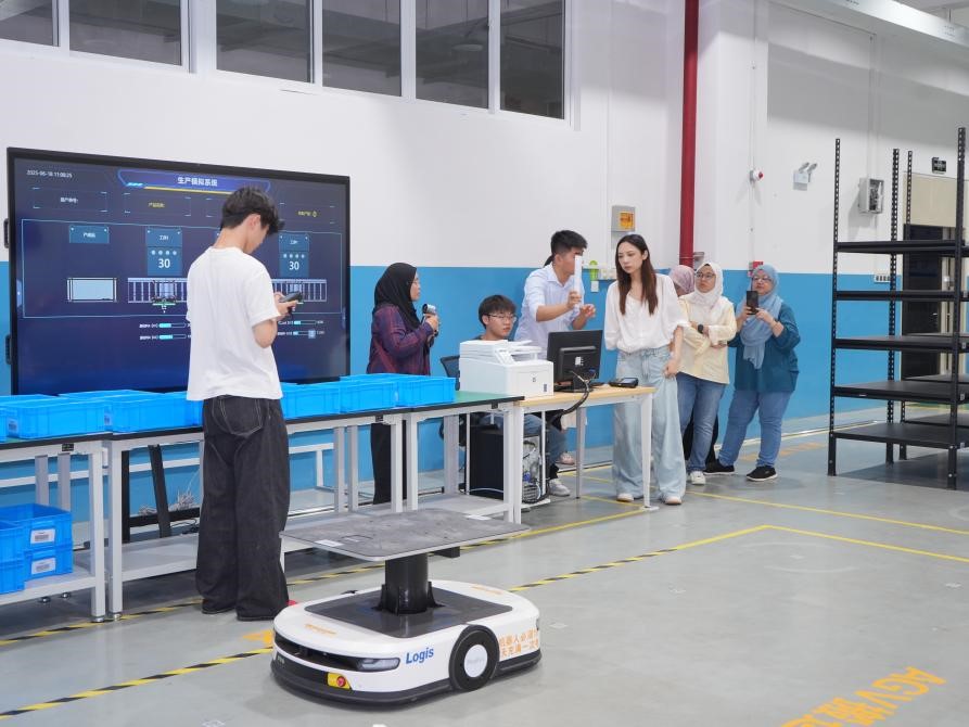 学员观摩AGV小车出入库操作