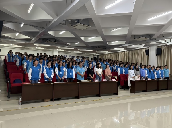 活动现场，全体师生奏唱国歌