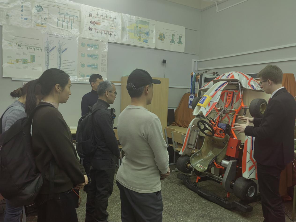 参观白俄罗斯国立技术大学汽车与拖拉机学院实训室