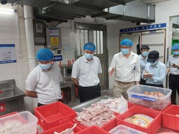 校长甘金明率队开展食品安全检查工作