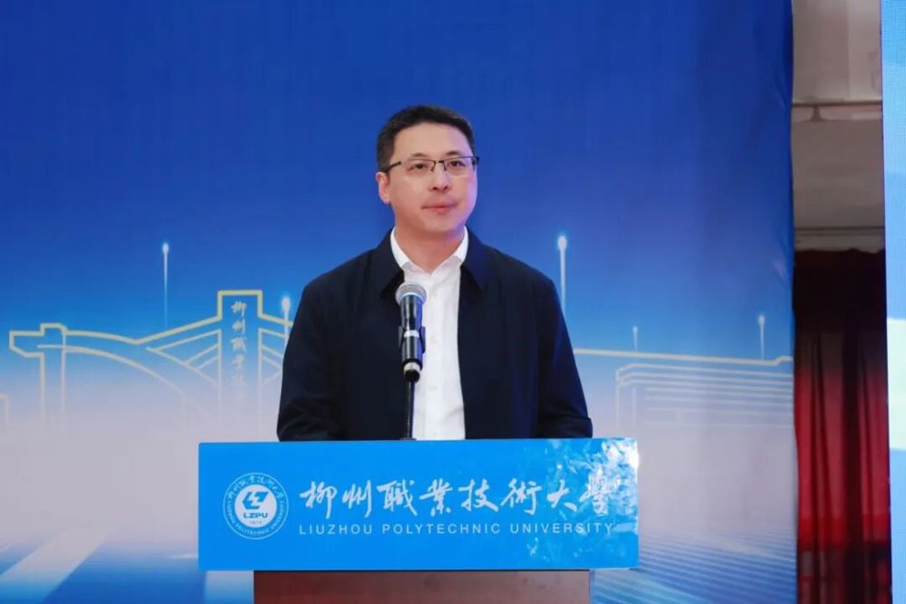 校党委常委、副校长陈正振主持大会