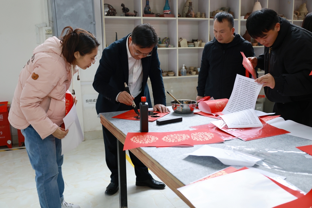 冉福松现场挥毫泼墨