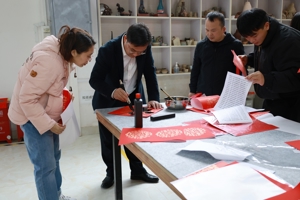 beat365举办“我们的节日•春节” 2026（丙午）年“文化惠民——书写赠送春联”活动