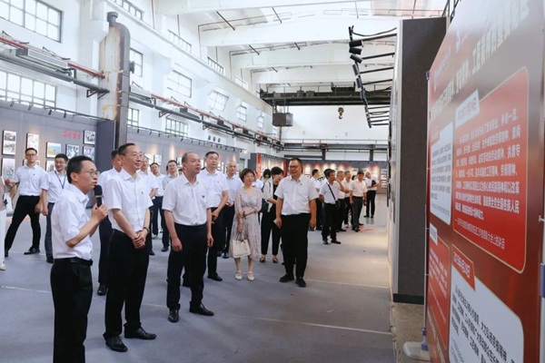 柳职大优秀校友、广汽集团首席技能专家、全国五一劳动奖章获得者、全国技术能手丘柳滨（左一）介绍劳模精神、劳动精神、工匠精神