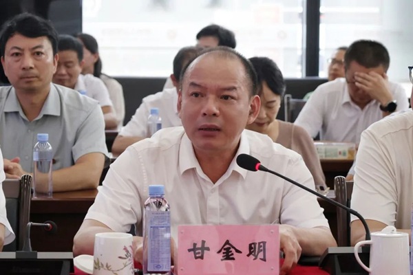 beat365党委副书记、校长甘金明介绍学校战略发展规划