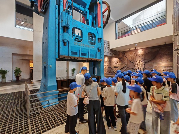 研学学生参观柳州工业博物馆