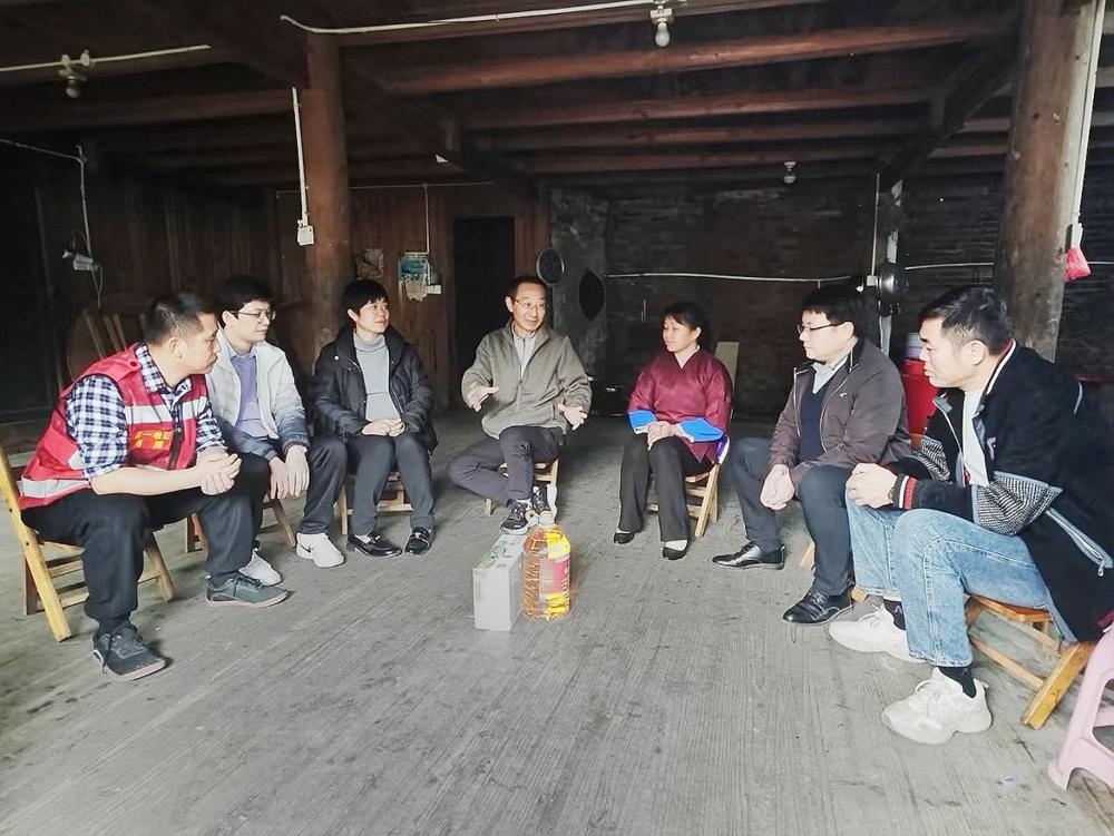 调研高定村村民生产生活情况